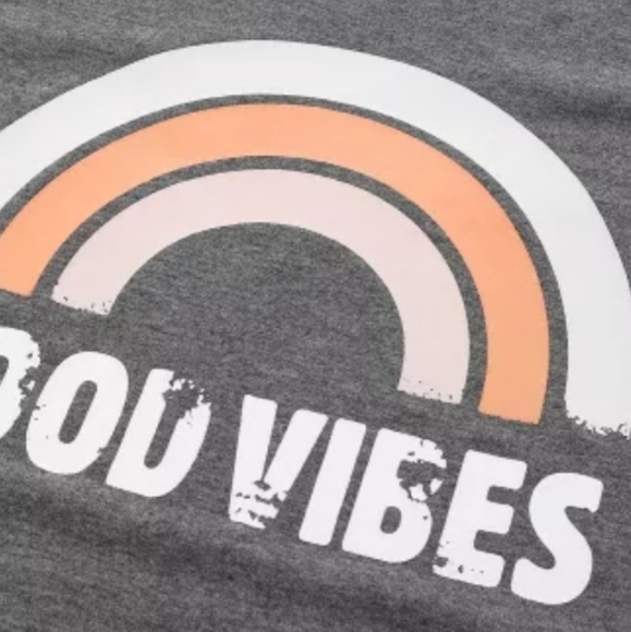 β₯οΈNew boutique Good Vibes tank - Picture 4 of 10